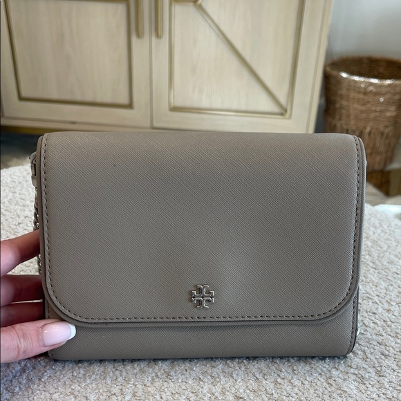 Tory Burch Handbags - NWT Tory Burch Gray Chalk Emerson Chain Wallet